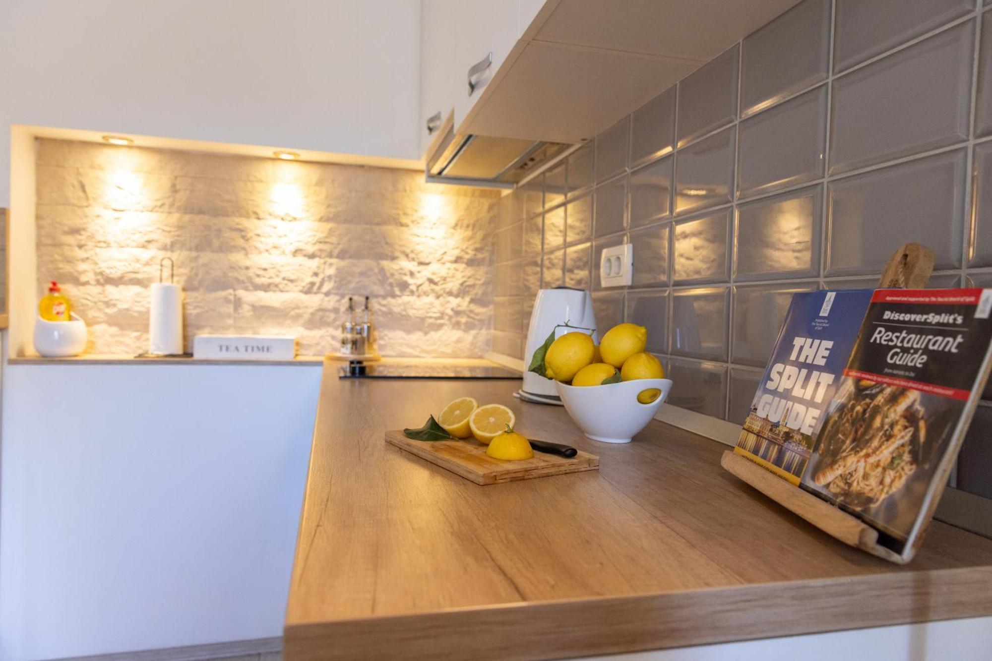 Central Split Rooms And Apartments Paese Exterior foto